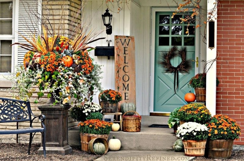 Fall-porch-outdoor-decorating-idea-simple-harvest-baskets-pumpkins