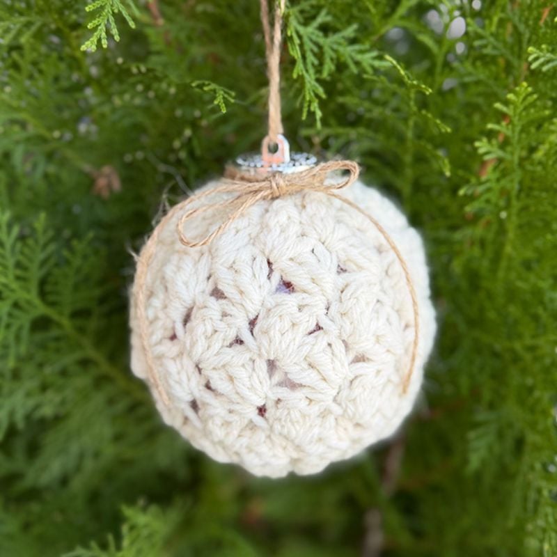 Crochet Christmas bauble cover feat image