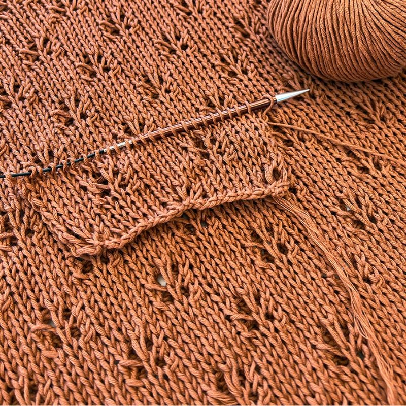Easy lace stitch pattern on the needles