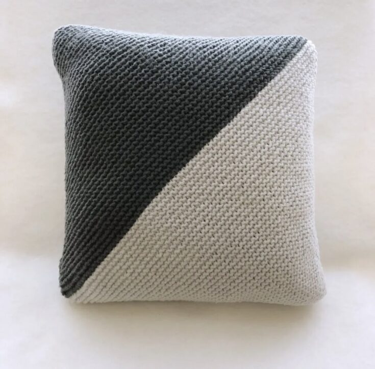 Free Knitting Pattern: Easy Two-Toned Pillow by Edie Eckman