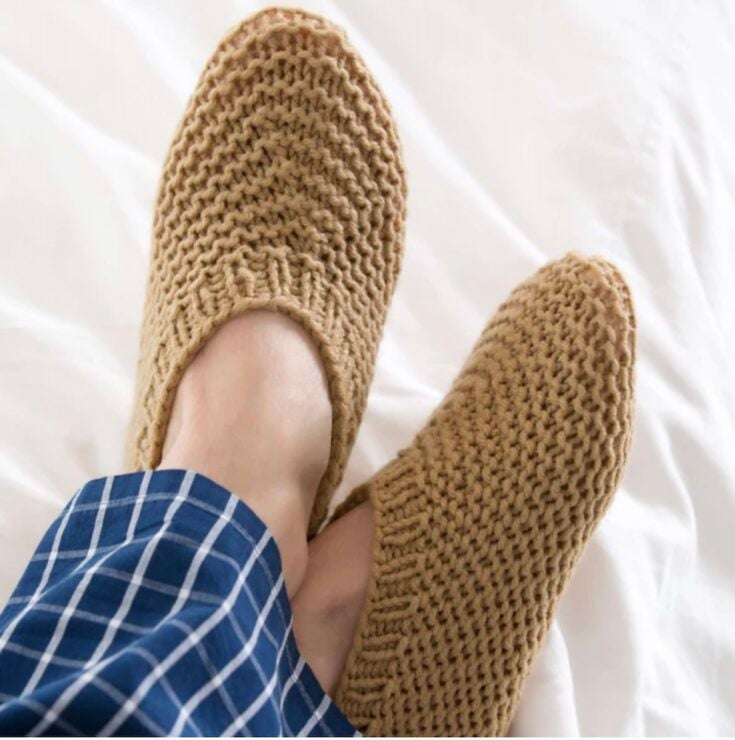 Free Red Heart Knit Slippers For Him Pattern by Yarnspirations