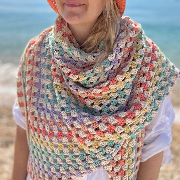 Granny stripe shawl feat image 2