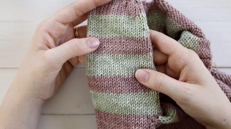 Jogless Stripes in the Round - How to Invisibly Change Colors in the Round Knitting by The Blue Mouse Knits