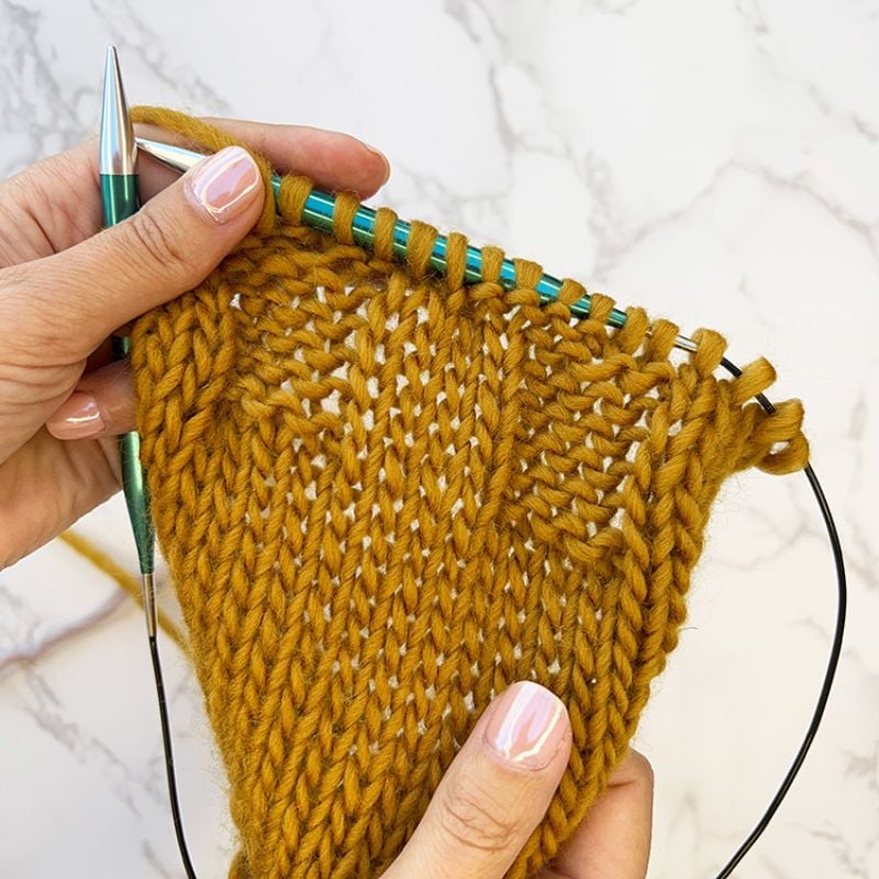 Knitting lessons for beginners feat image