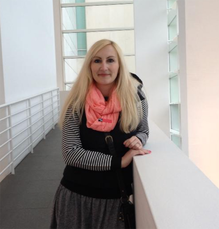 Louise in a gallery