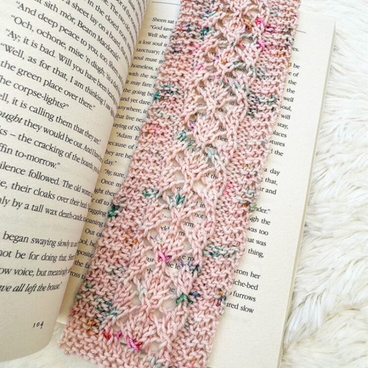 Lover lace bookmark knitting pattern