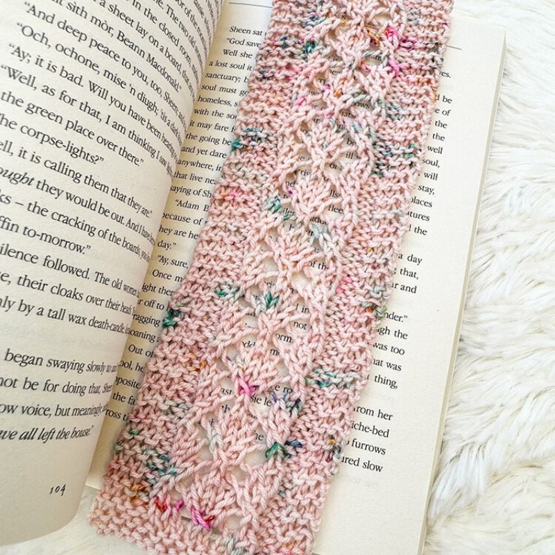 Lover lace bookmark knitting pattern