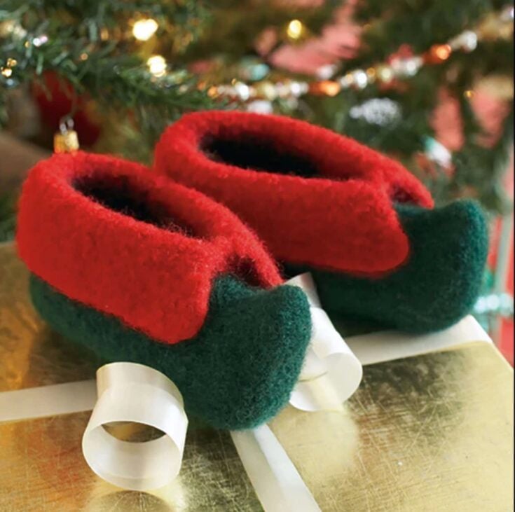 Paton’s Kid’s Elf Slippers Pattern by Yarnspirations