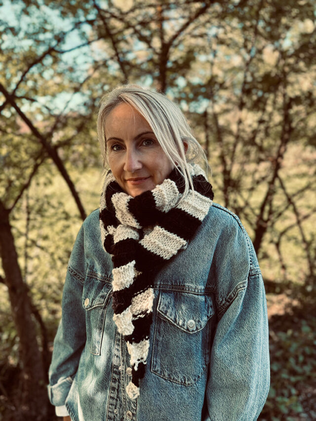 Noa Knit Scarf in White with Black Border main image 1