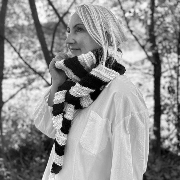 black and white skinny scarf feat image
