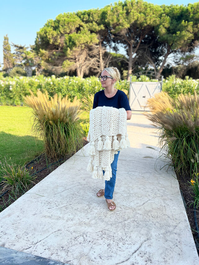 How To Make A Chunky Knit Blanket For Beginners - Handy Little Me