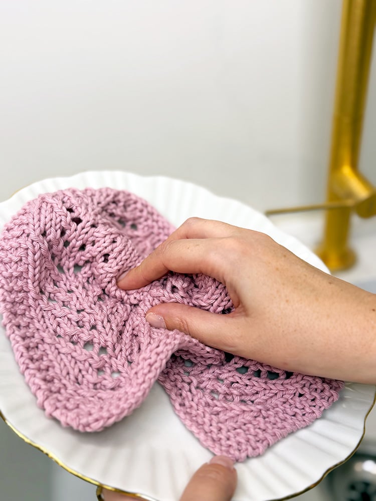 cleaning a plate with the knitted dishcloth