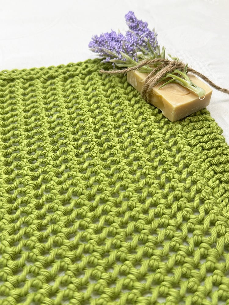 close up of knitted purse stitch