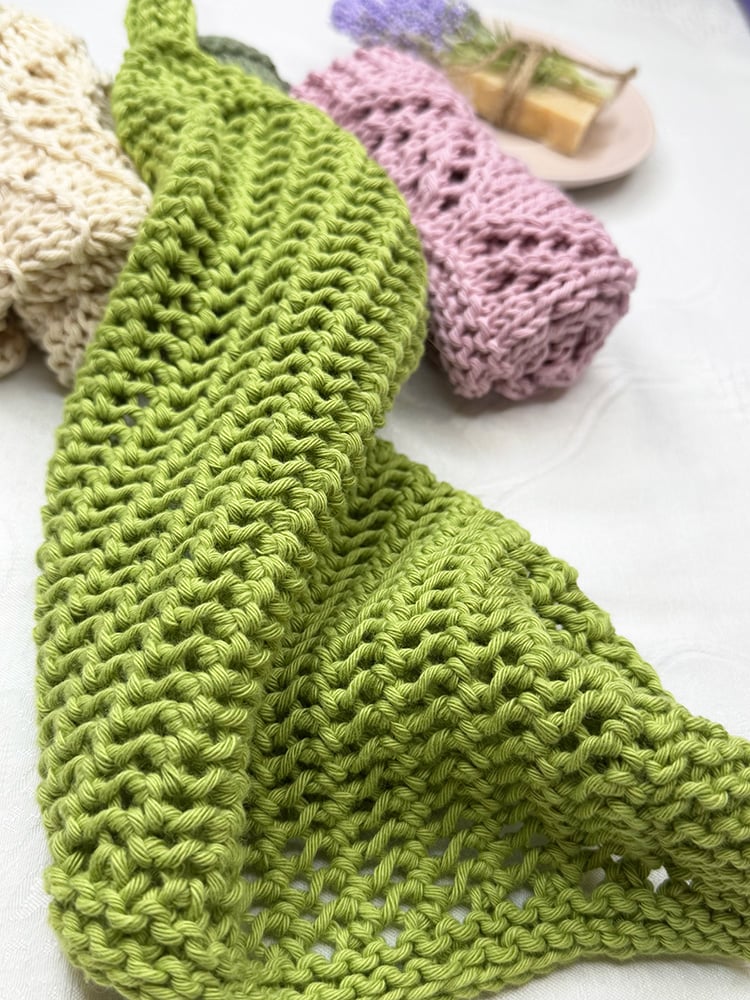 close up of lace knit purse stitch