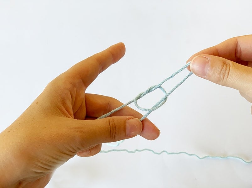 making a slip knot with fingers