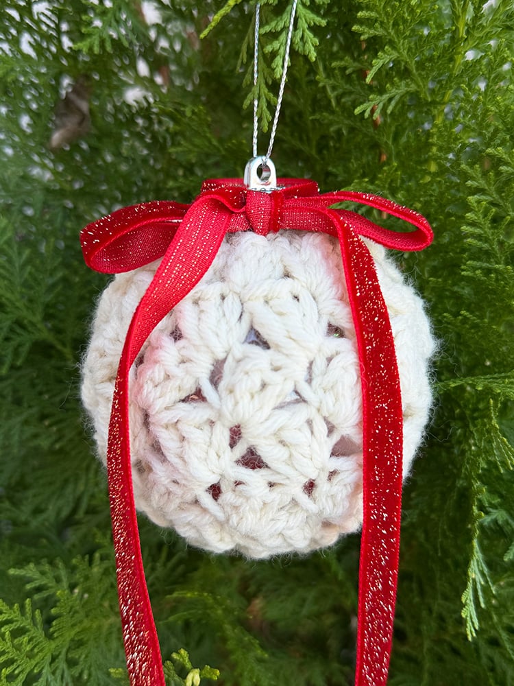 crochet Christmas bauble blanket stitch cover