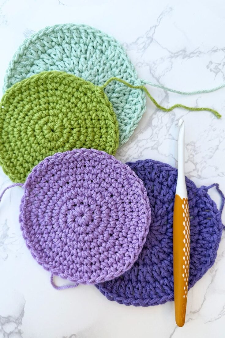 crochet circles in cotton yarn with crochet hook