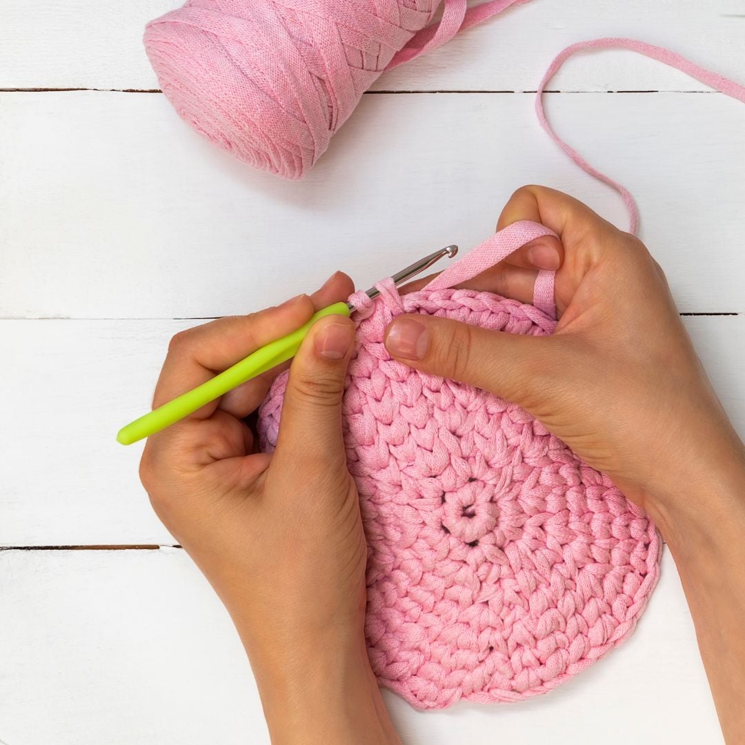 How to hold a crochet hook