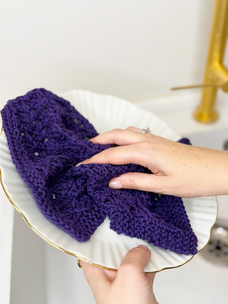 diamond knit dishcloth cleaning a plate